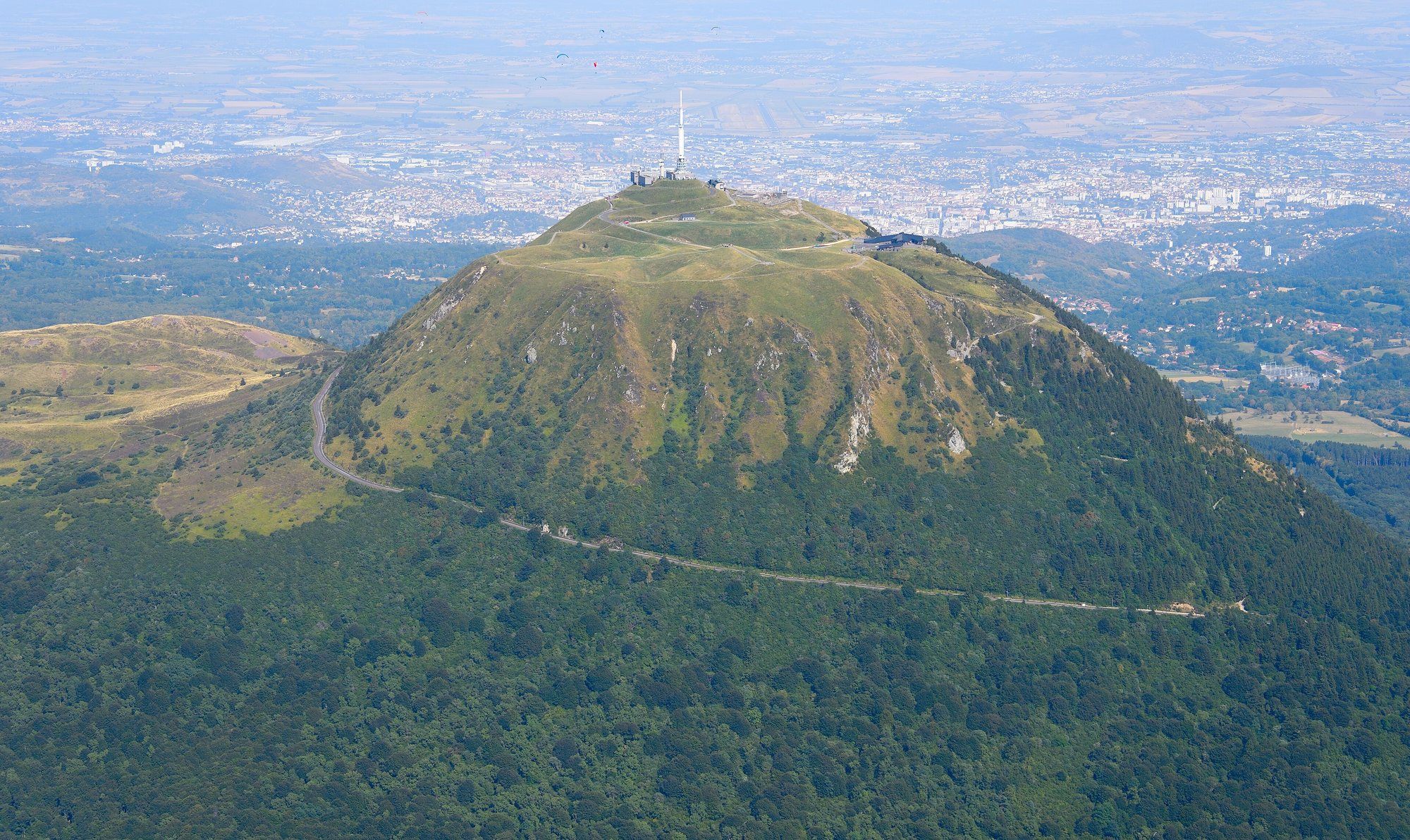 Le puy de Dôme vu d’avion, Clermont-Ferrand à l’arrière-plan